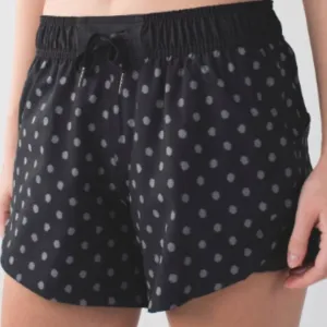(6023) LULULEMON Go The Distance Short Sz 6 W=13&quot; REVERSIBLE