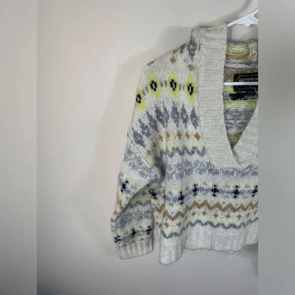 American Eagle Nordic Fair Isle KnitCropped Hooded Sweater Hoodie V-neck