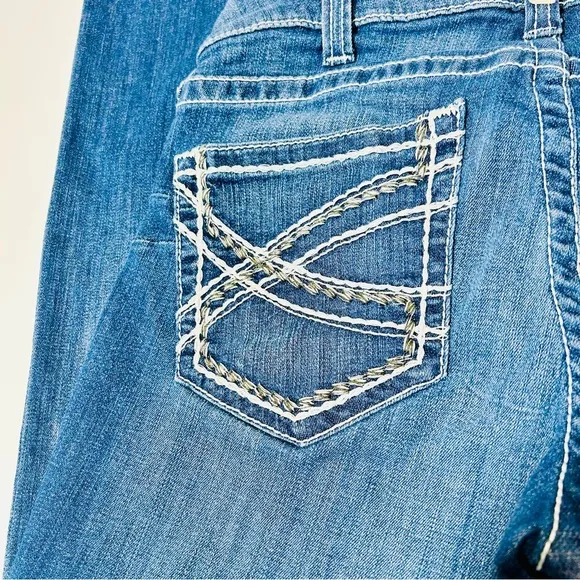 Ariat jeans Mid Rise Boot cut jeans Dark wash embroidered stretchy women Size 30