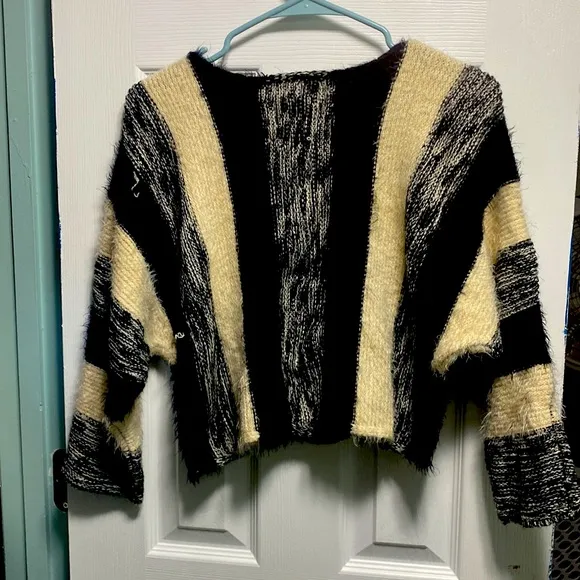 COPY - Hem and Thread Cropped Sweater Top