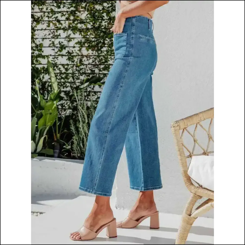 Cropped Jeans that Fly High: the Button to your Style Revolution!