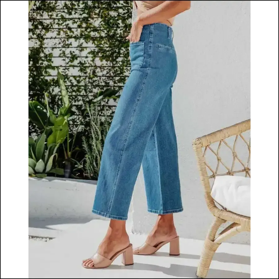 Cropped Jeans that Fly High: the Button to your Style Revolution!