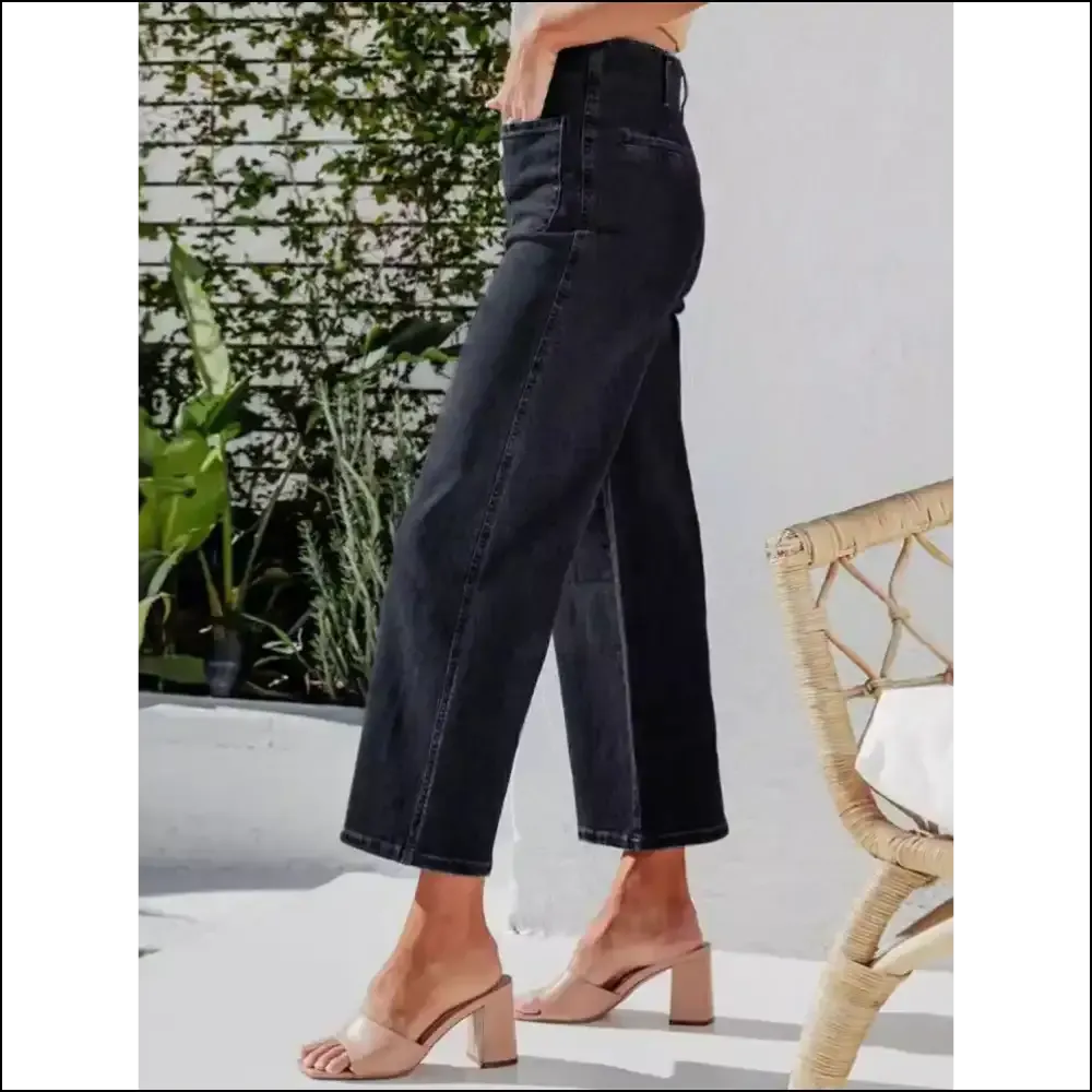Cropped Jeans that Fly High: the Button to your Style Revolution!