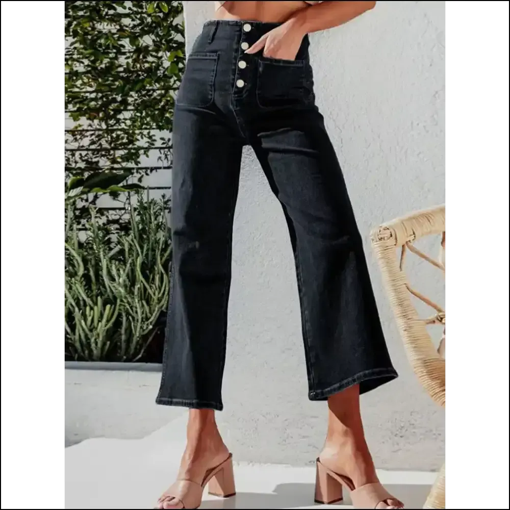Cropped Jeans that Fly High: the Button to your Style Revolution!
