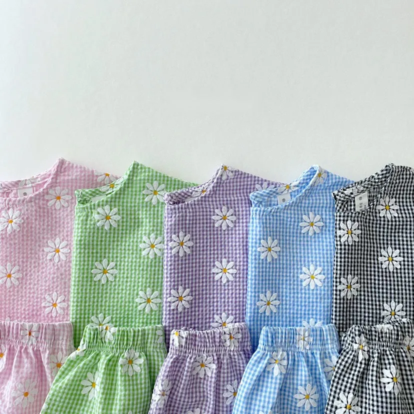 Daisy Textured Short Sleeve Sweatshirt and Shorts (Set)