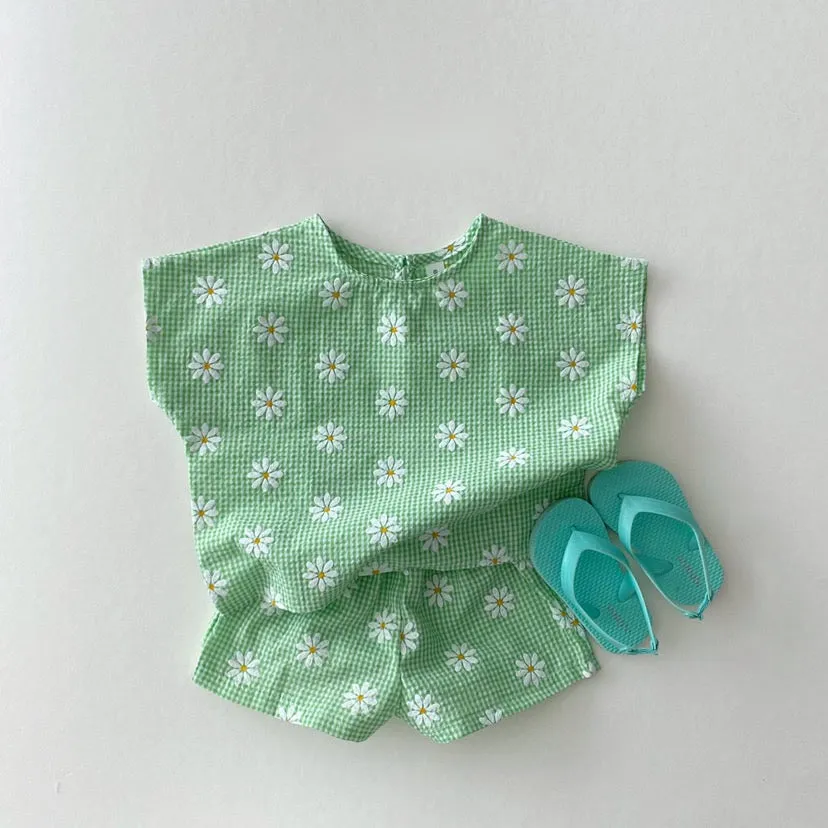 Daisy Textured Short Sleeve Sweatshirt and Shorts (Set)