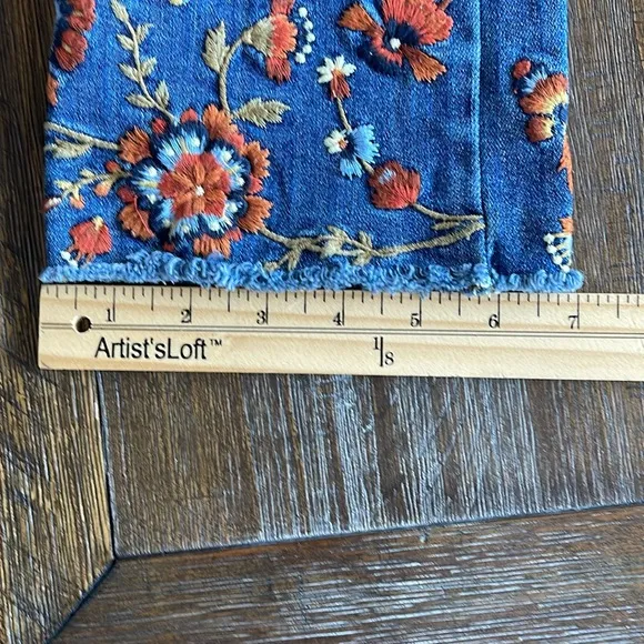 Driftwood Boho Floral Embroidered Jeans Size 26 Cropped Ankle Stretch Festival