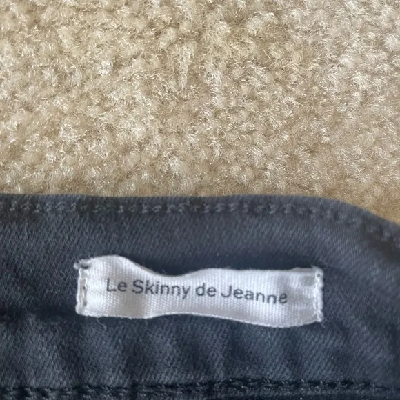 Frame Le Skinny de Jeanne black raw hem Jeans. Women size 28