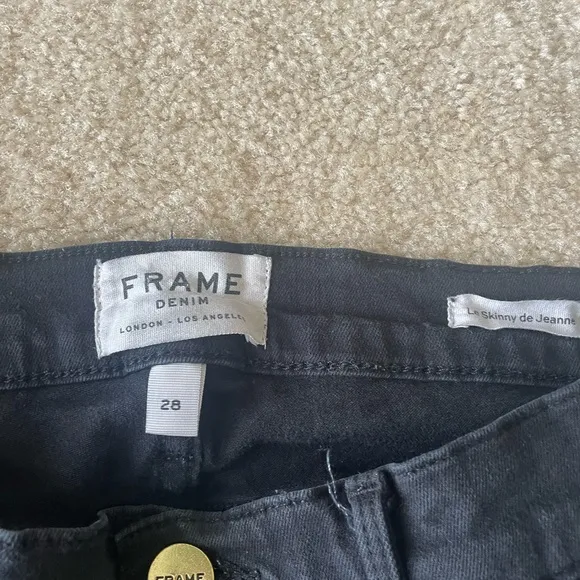 Frame Le Skinny de Jeanne black raw hem Jeans. Women size 28