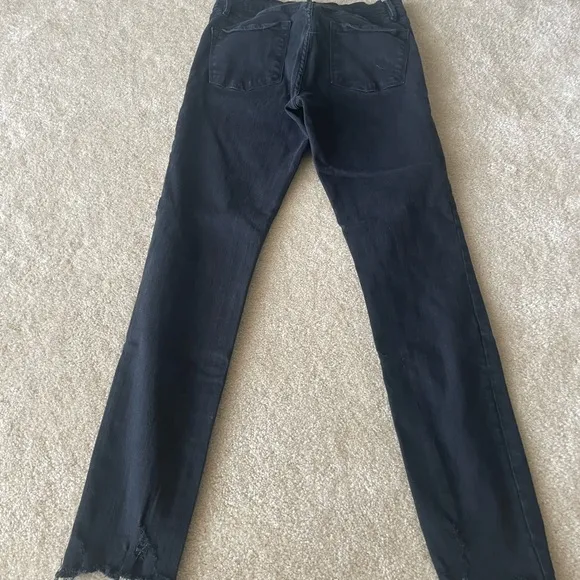 Frame Le Skinny de Jeanne black raw hem Jeans. Women size 28