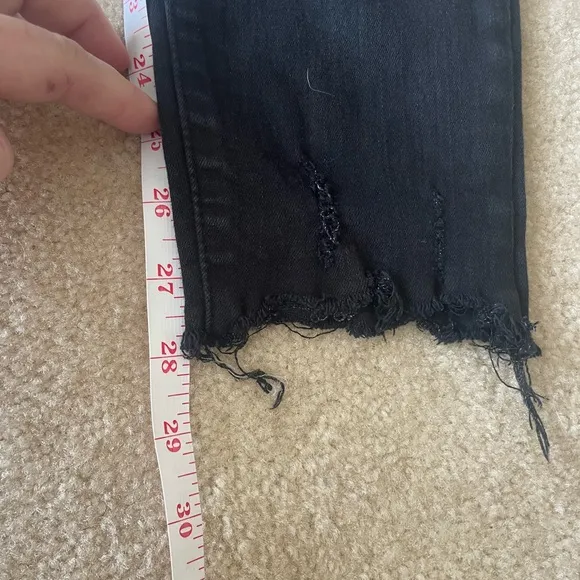 Frame Le Skinny de Jeanne black raw hem Jeans. Women size 28