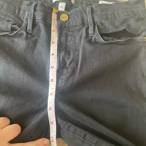 Frame Le Skinny de Jeanne black raw hem Jeans. Women size 28