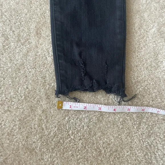 Frame Le Skinny de Jeanne black raw hem Jeans. Women size 28