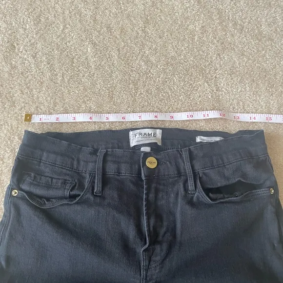 Frame Le Skinny de Jeanne black raw hem Jeans. Women size 28