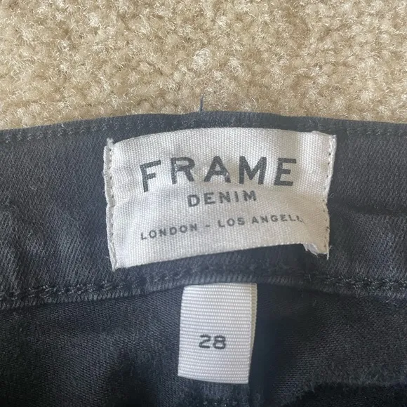 Frame Le Skinny de Jeanne black raw hem Jeans. Women size 28