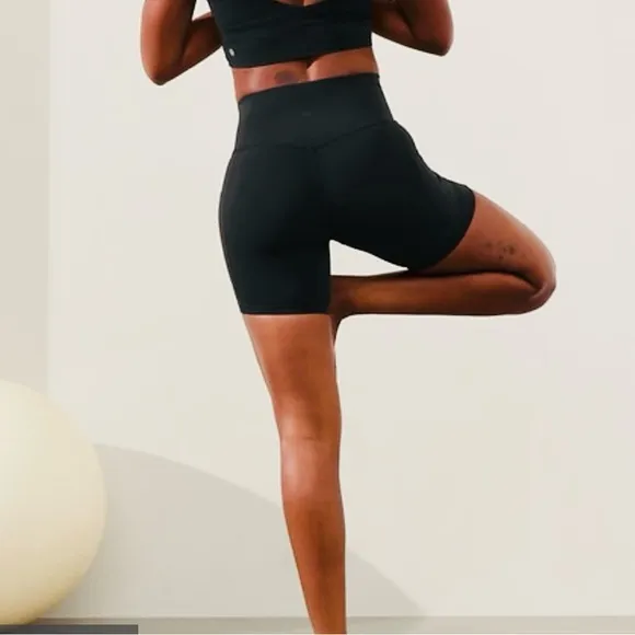 NWT ATHLETA SALUTATION STASH 7” shorts size large in purple