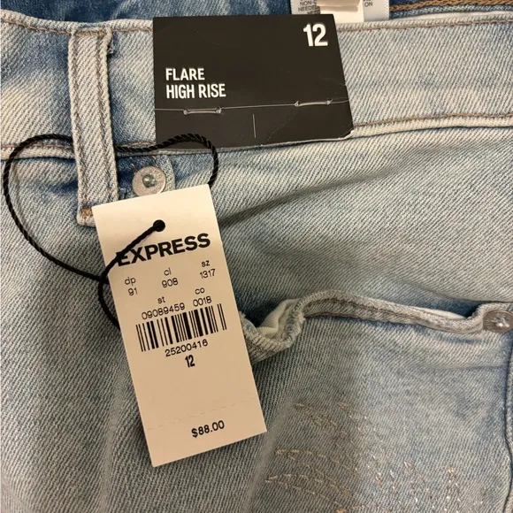 NWT Express High Waisted Faded Frayed Hem Cropped Flare Jeans. Size 12.