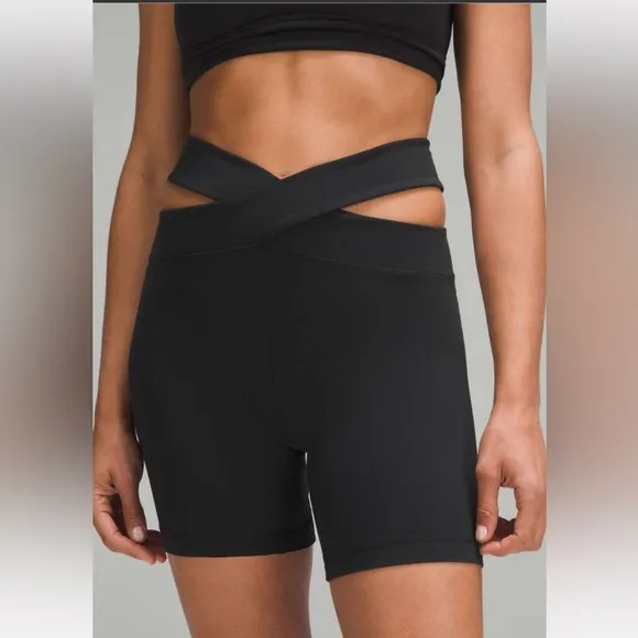 NWT! 🍋🍋Lululemon Align Cut-Out High Rise Short 6”🍋🍋. Size 6. Color Black.