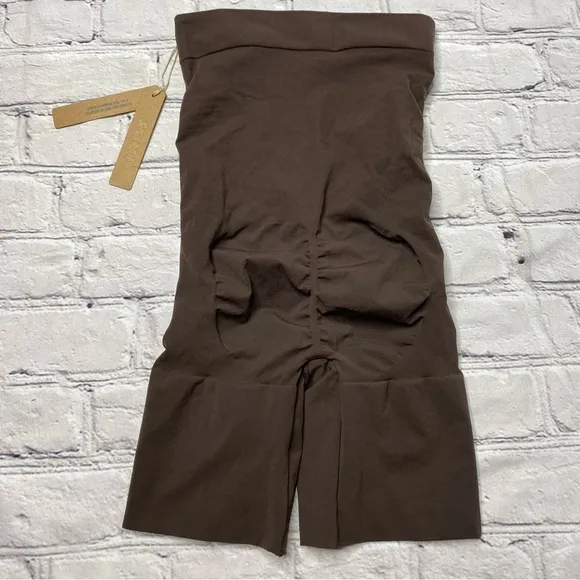 Skims Everyday sculpt high waist mid thigh sort size Large NWT