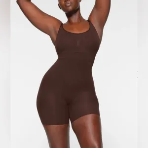 Skims Everyday sculpt high waist mid thigh sort size Large NWT