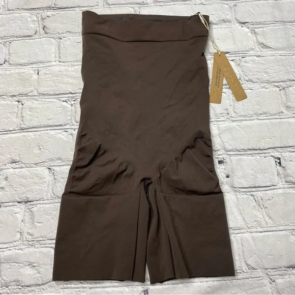 Skims Everyday sculpt high waist mid thigh sort size Large NWT