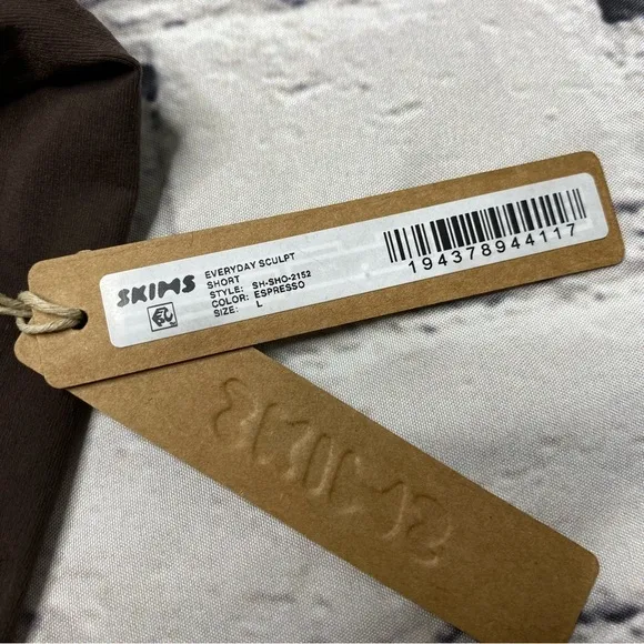 Skims Everyday sculpt high waist mid thigh sort size Large NWT