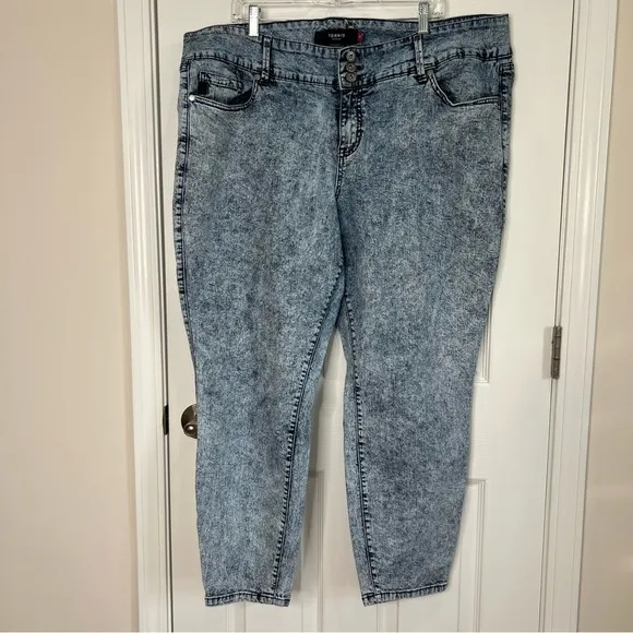 Torrid Acid Washed Cropped Ankle Jeans