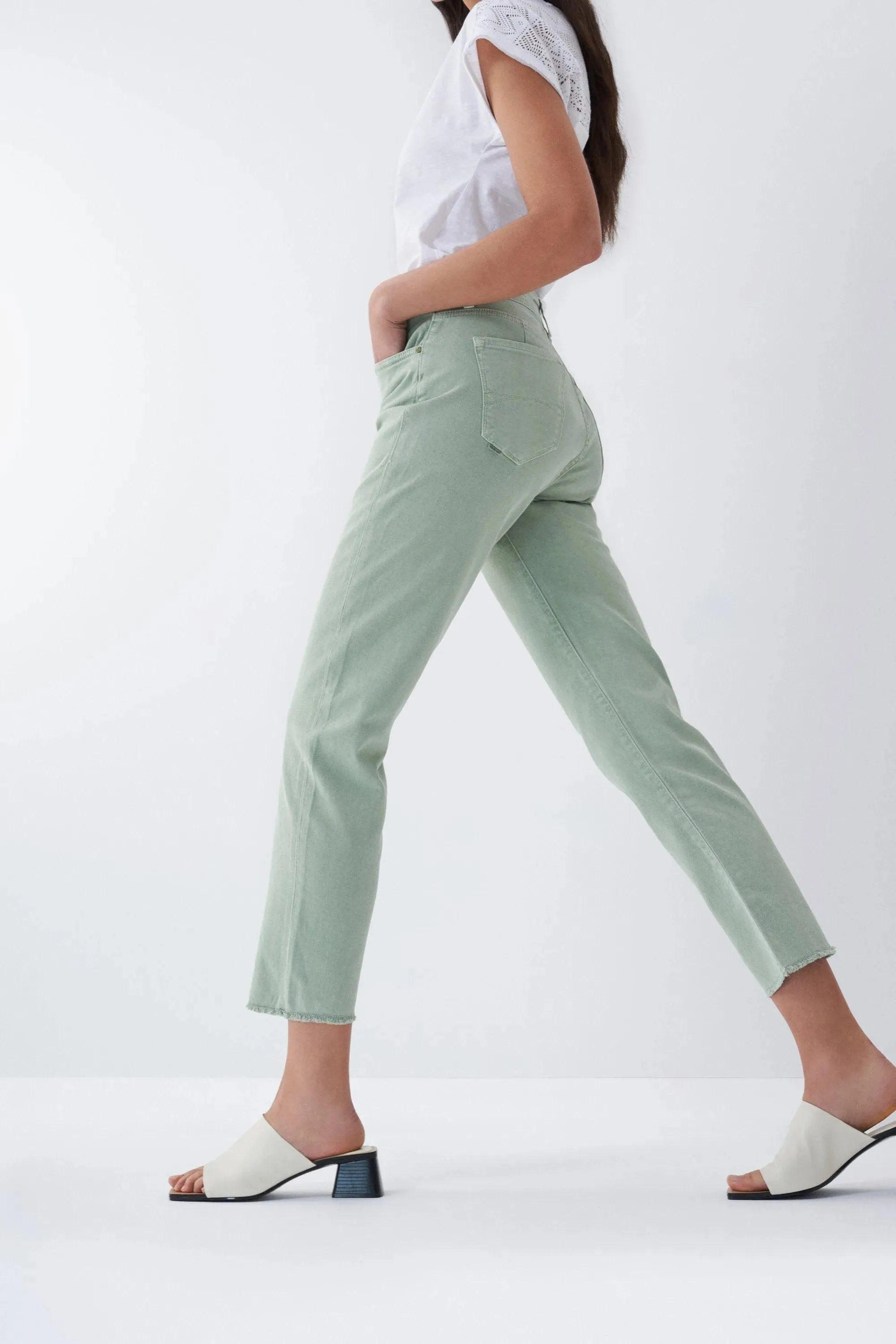 Vaqueros True Cropped Slim con color