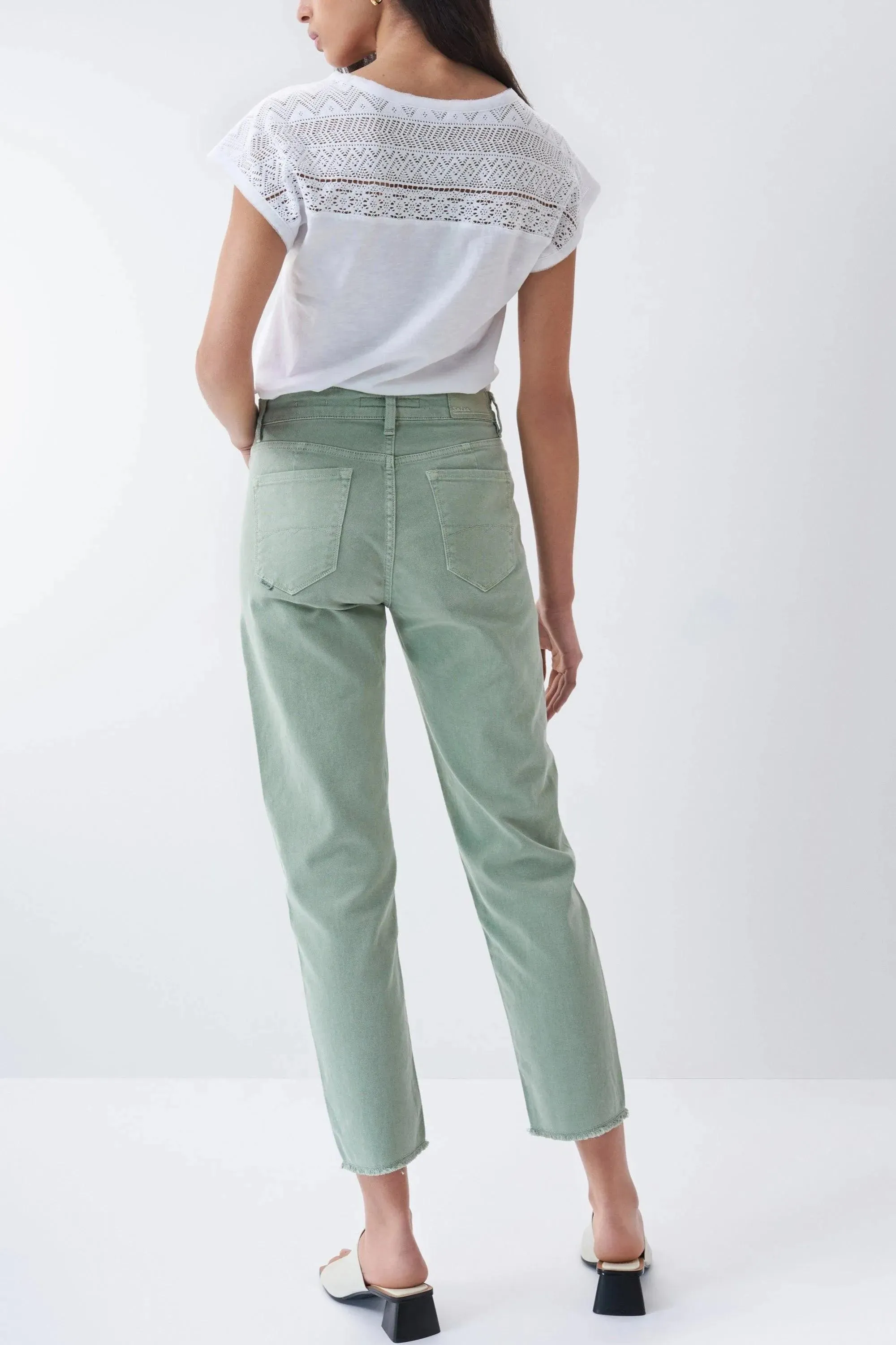 Vaqueros True Cropped Slim con color