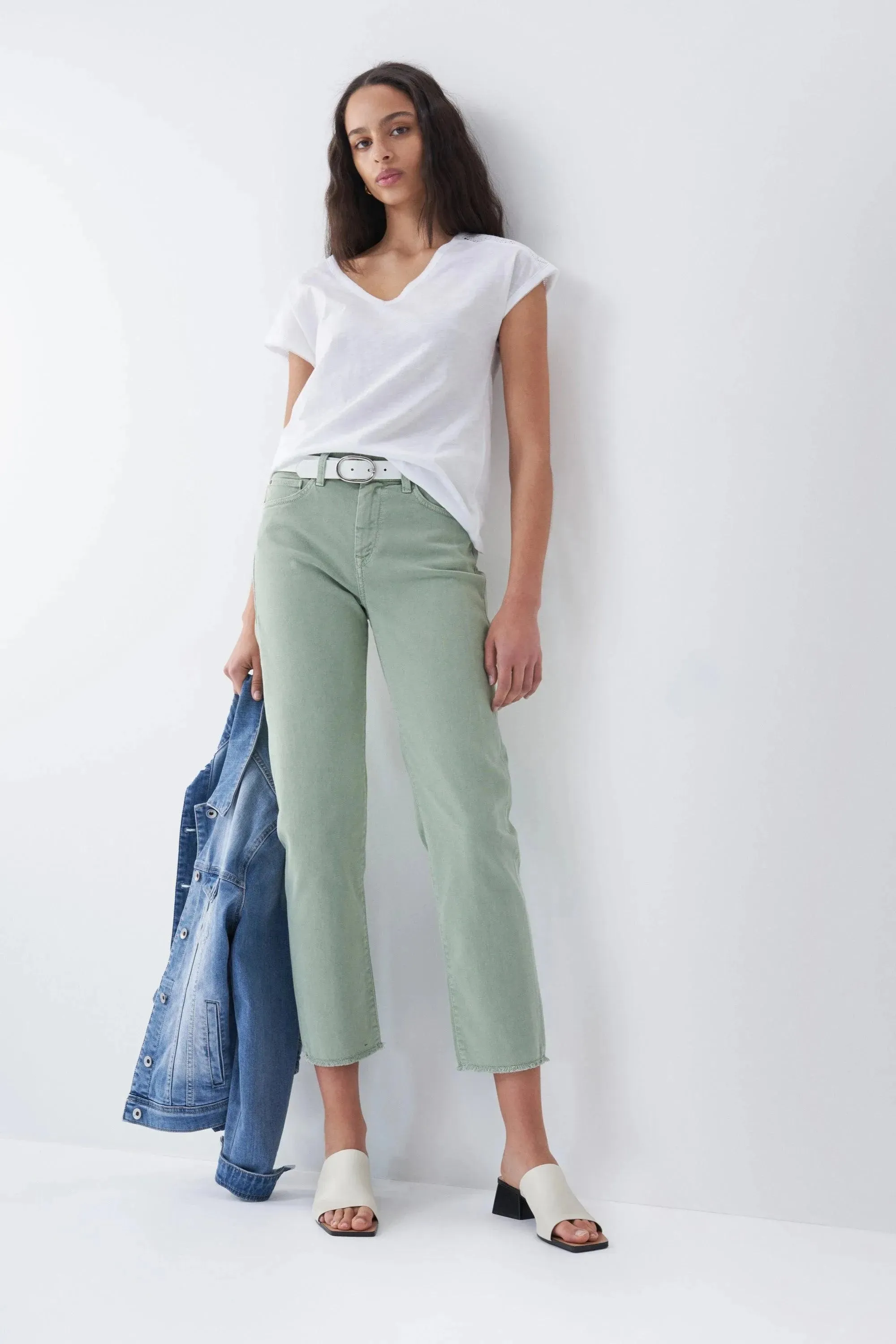Vaqueros True Cropped Slim con color