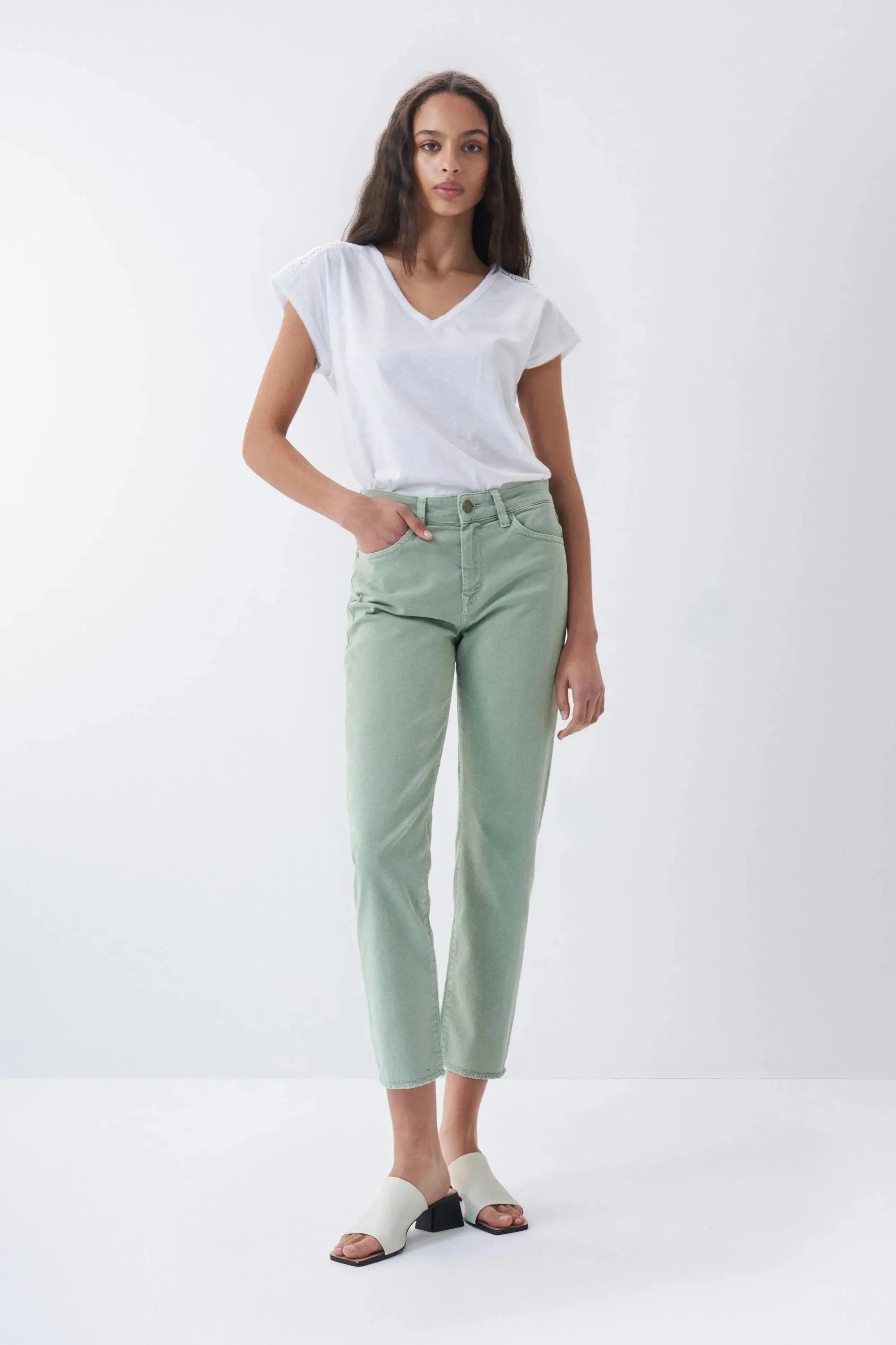 Vaqueros True Cropped Slim con color
