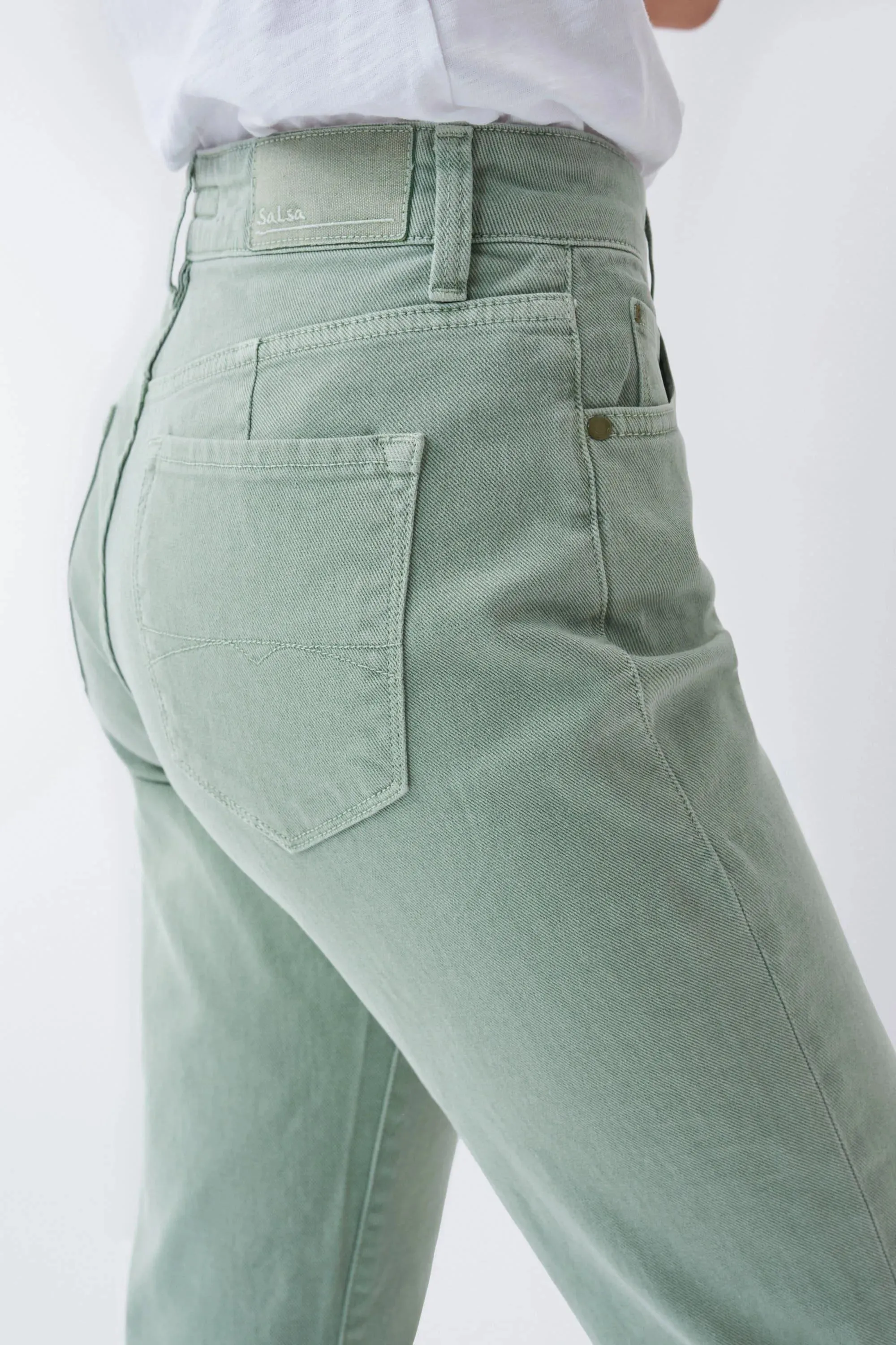 Vaqueros True Cropped Slim con color