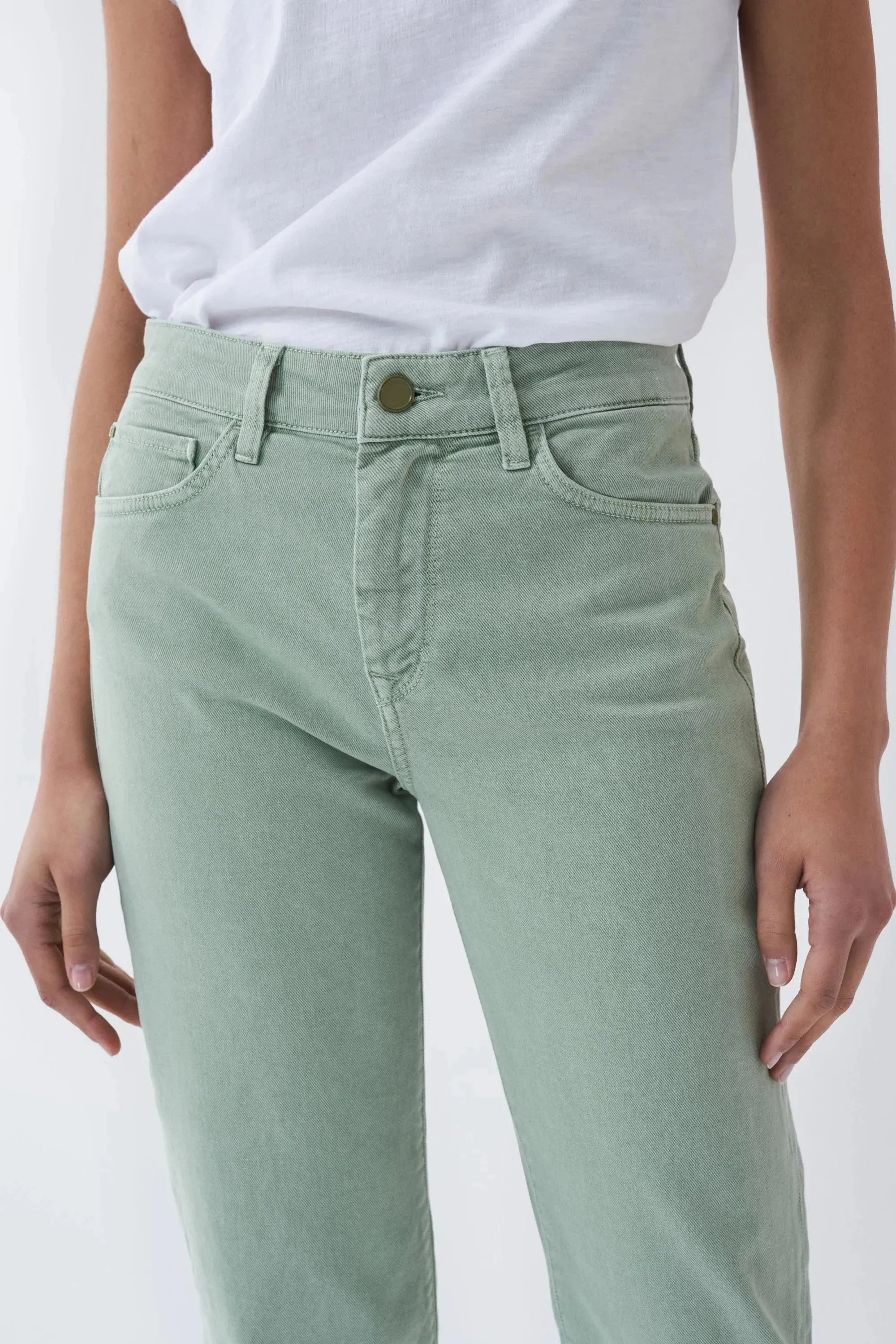 Vaqueros True Cropped Slim con color